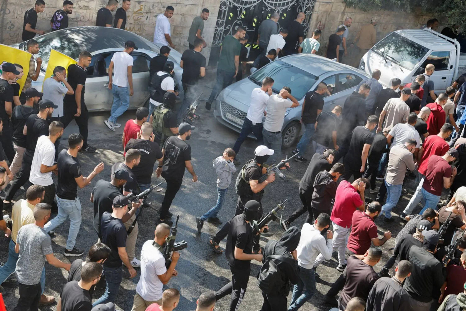 تشييع 11 فلسطينياً قُتلوا في غارة إسرائيلية على مخيم جنين (رويترز)