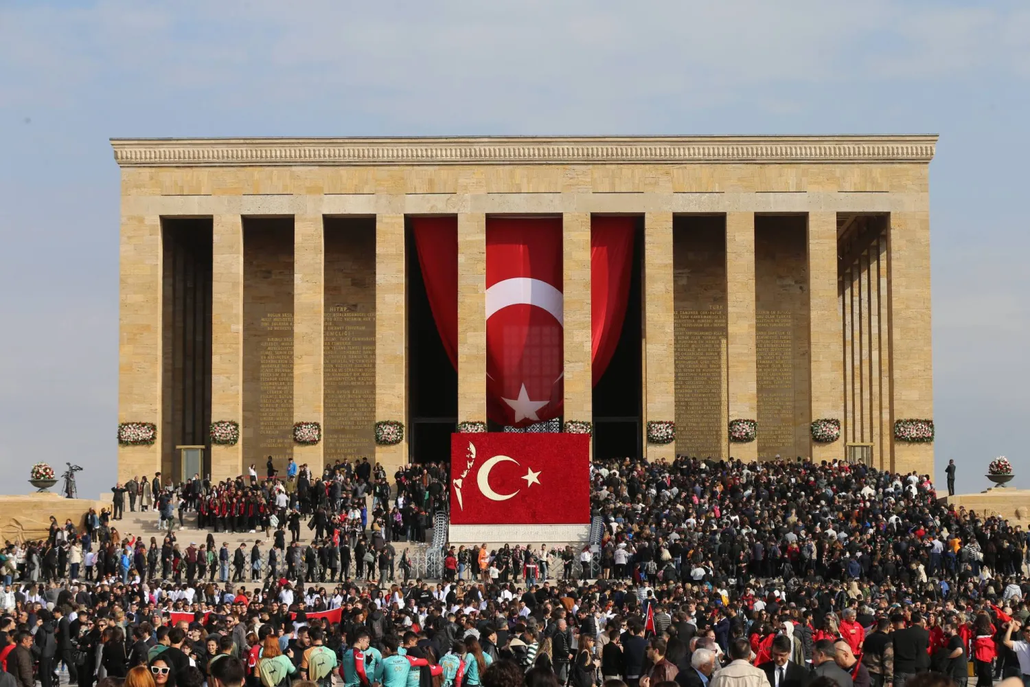 أتراك ينتظرون لزيارة نصب مصطفى كمال أتاتورك بالذكرى الـ85 لوفاته في أنقرة أمس (إ.ب.أ)