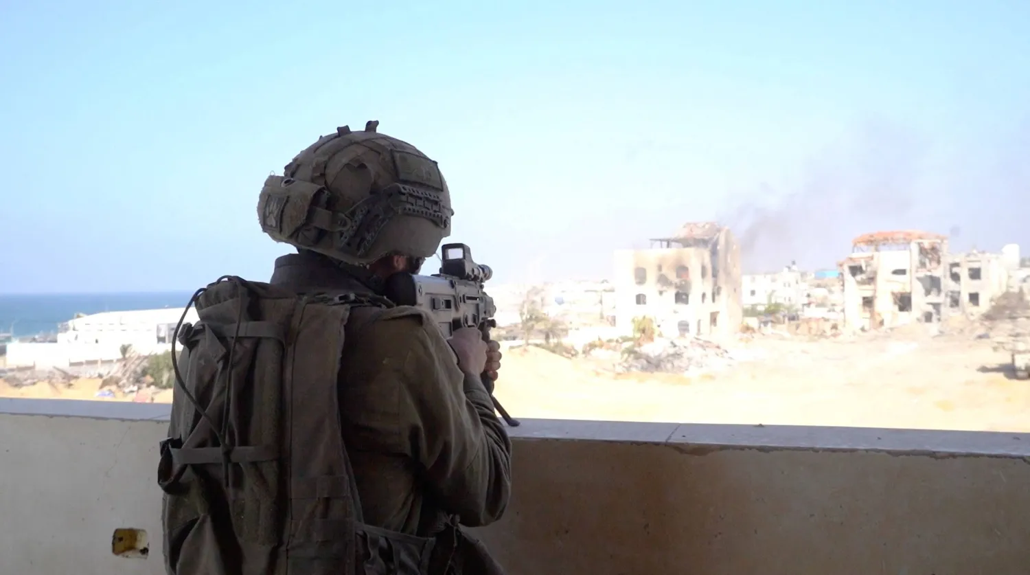 جندي إسرائيلي يطلق النار في قطاع غزة (رويترز)