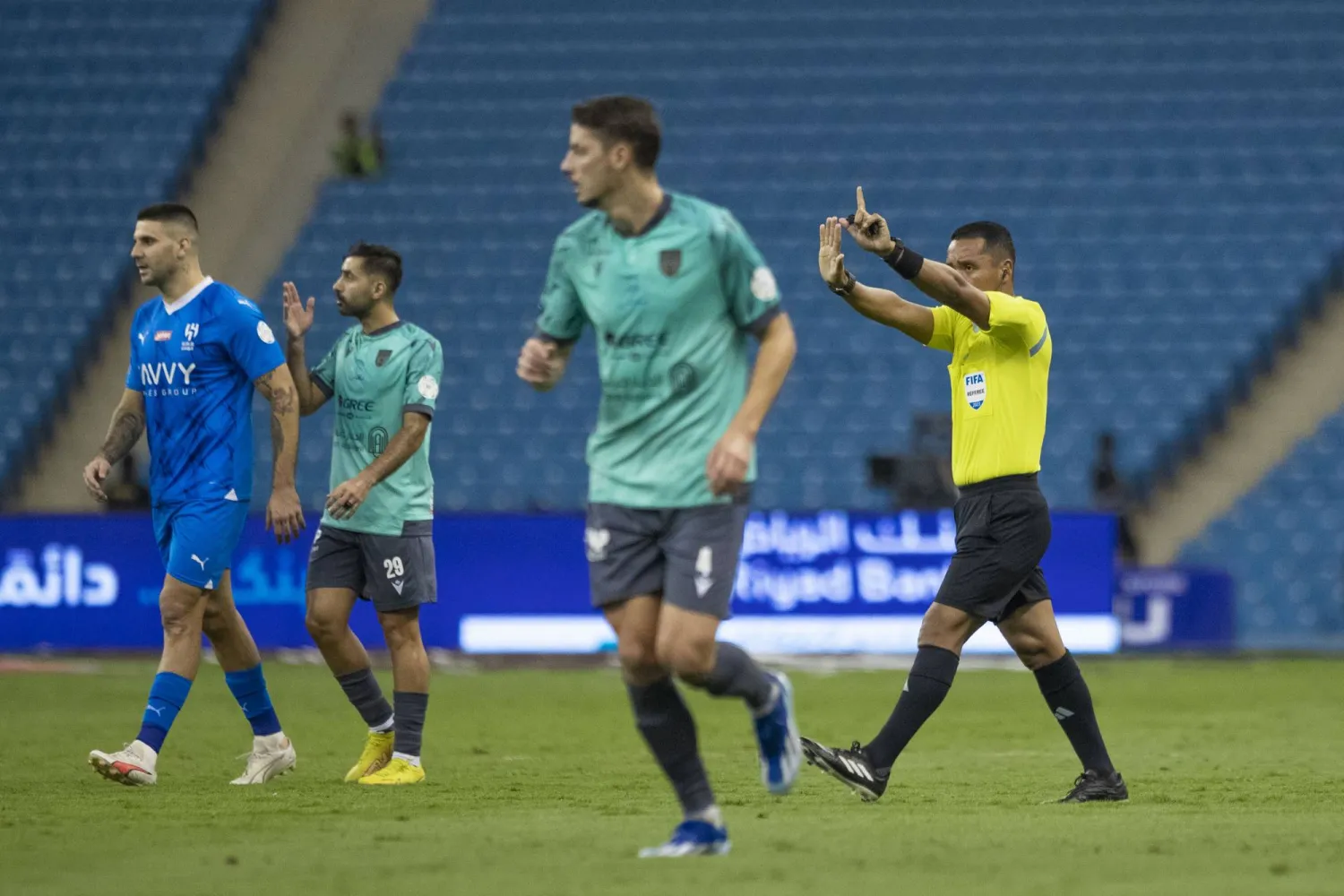 حَكَم المباراة لدى إلغائه هدف ميتروفيتنش (تصوير: يزيد السمراني)
