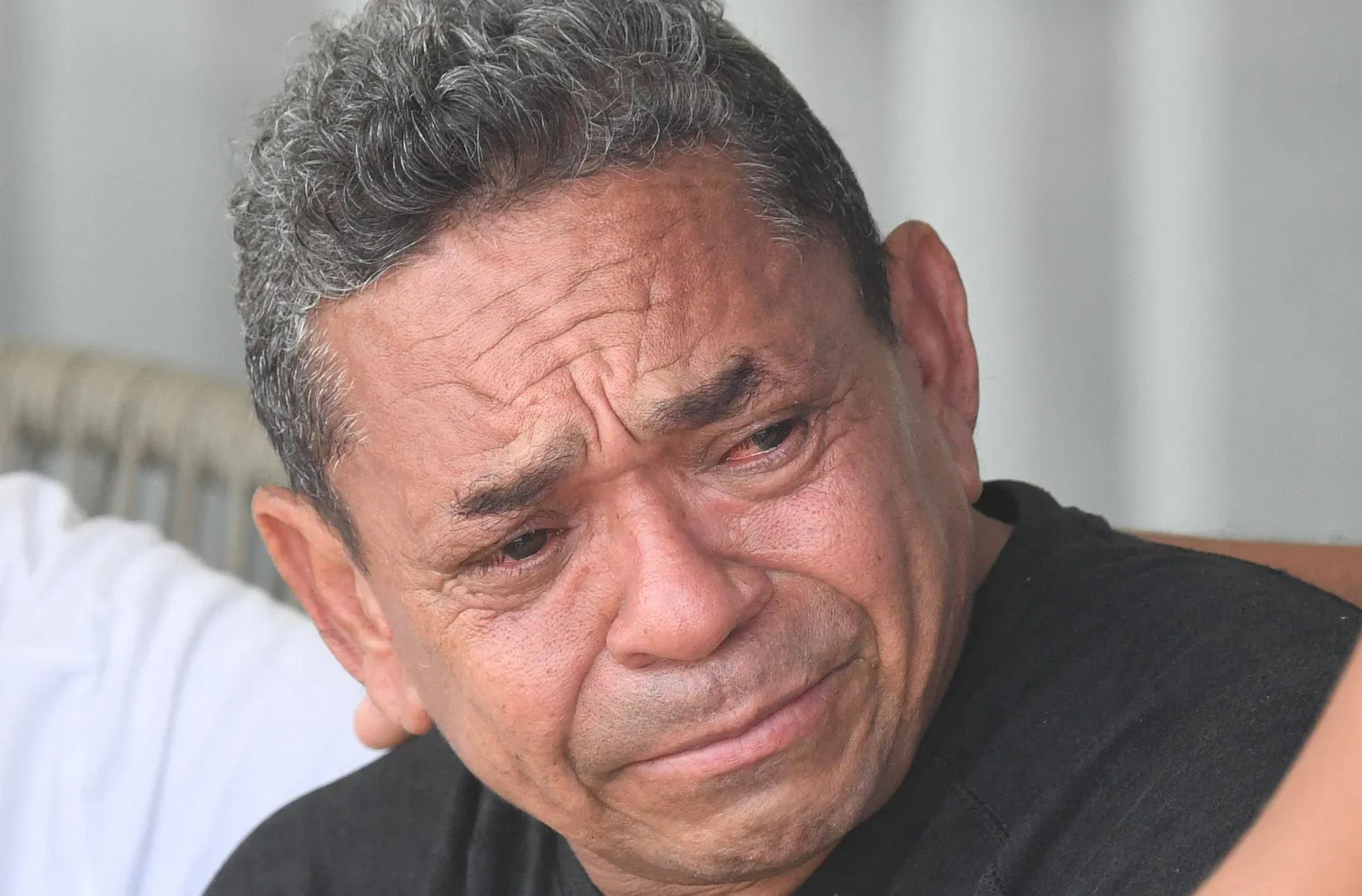 دياز يبكي متأثراً في أثناء سرده لحكاية اختطافه أمام الصحافيين (أ.ف.ب)