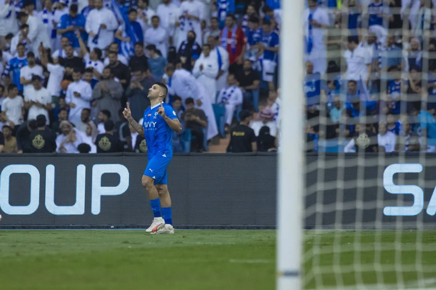 نجم الهلال ميتروفيتش بات رمزاً في مدرج الهلال (يزيد السمراني)