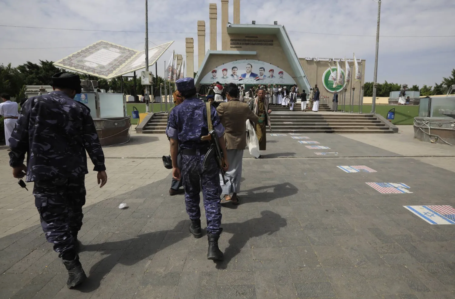 عناصر حوثيون في أحد ميادين صنعاء (إ.ب.أ)