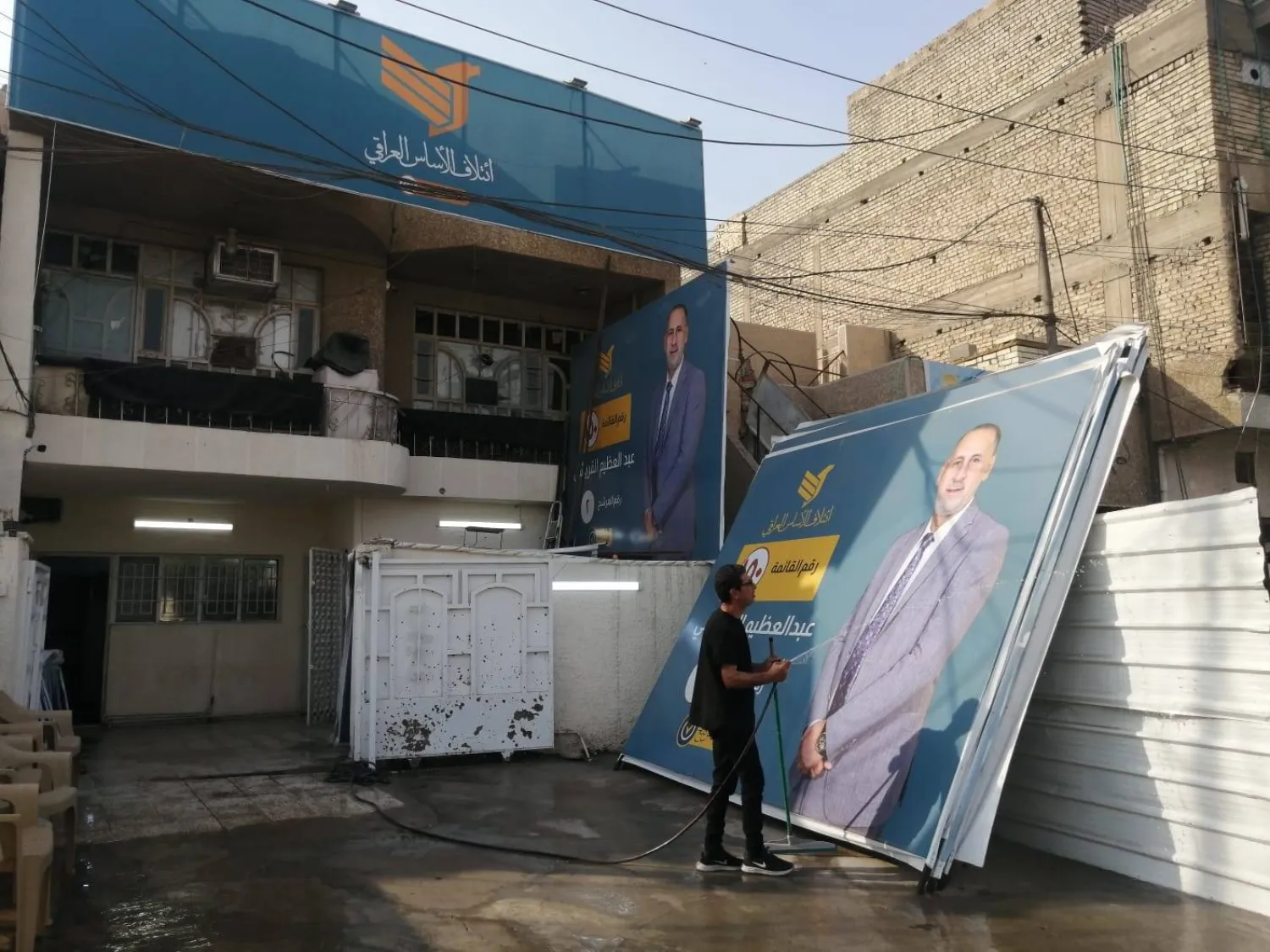 مكتب أحد المرشحين في شرق بغداد (الشرق الأوسط)