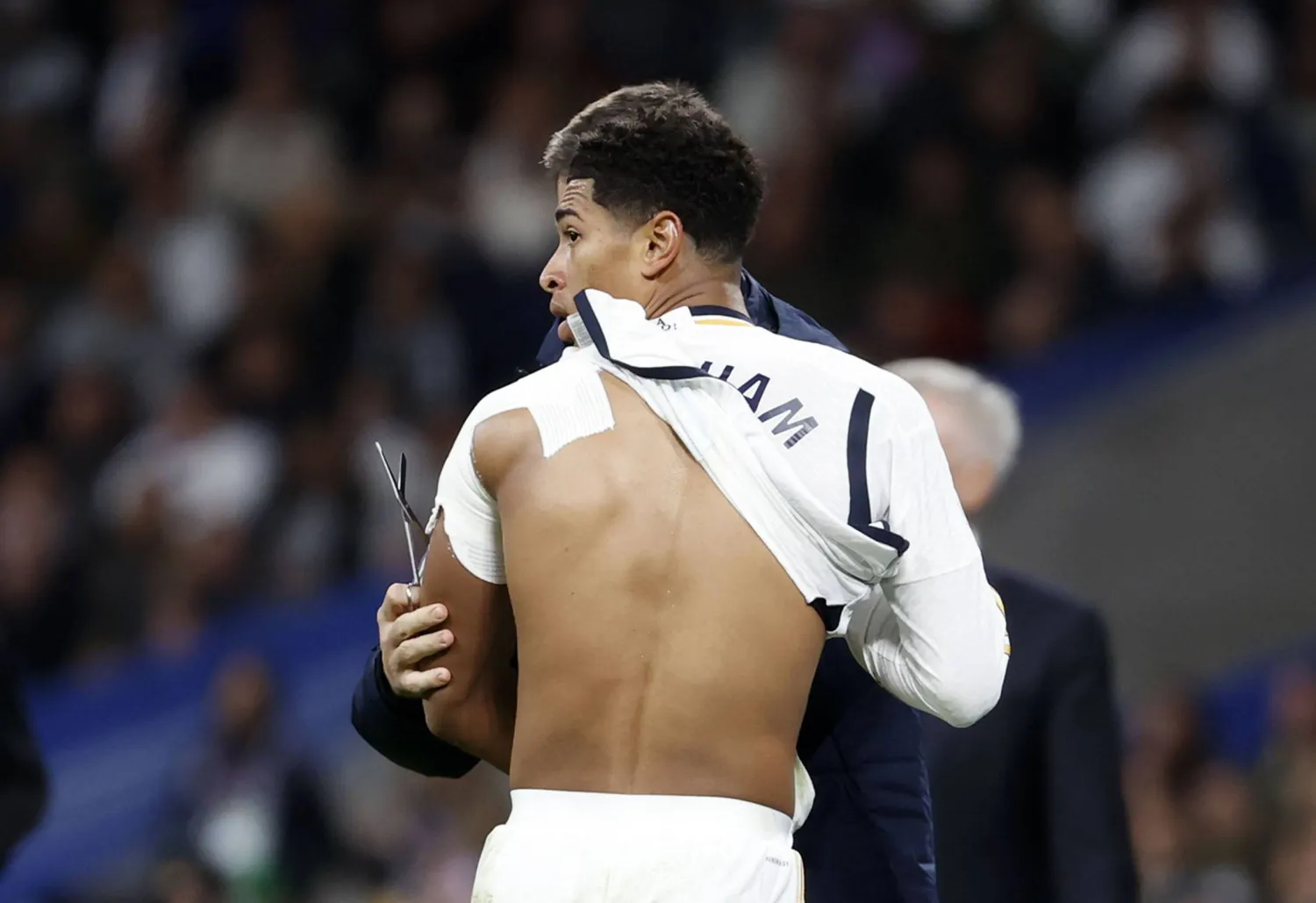 بيلينغهام خلال إصابة كتفه أمام رايو فايكانو (إ.ب.أ)