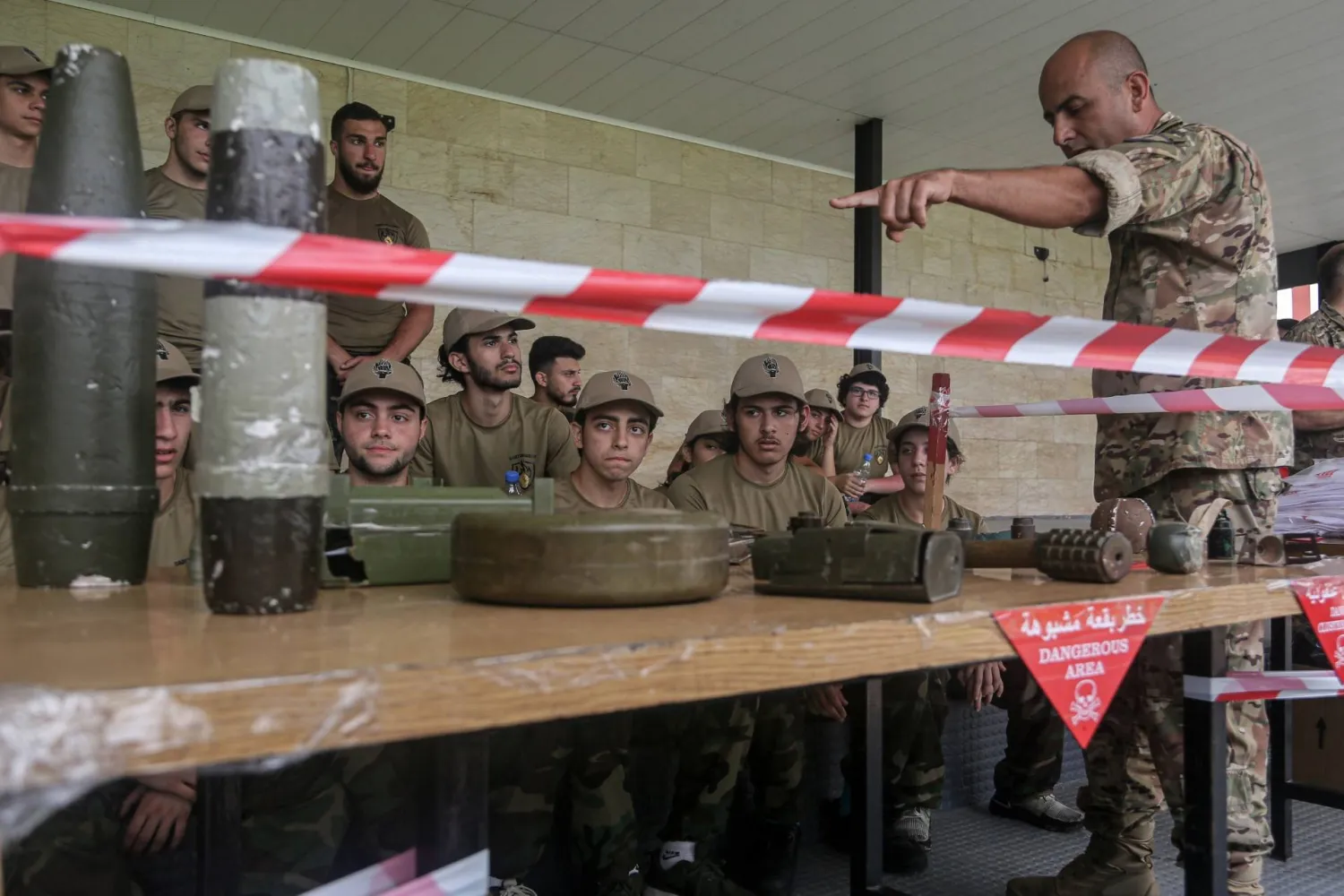 ضابط لبناني يشرح لعسكريين جدد أنواع الالغام والقنابل العنقودية (د ب أ) 