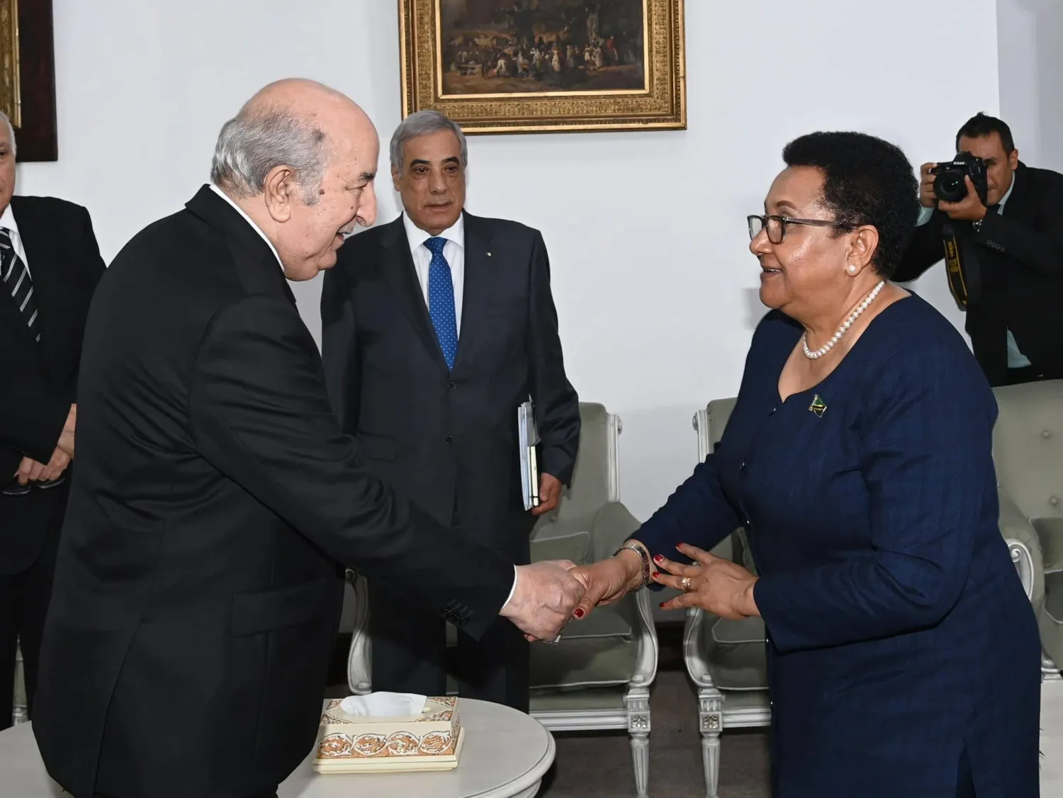 الوزير الأول الجديد وسط الصورة (الرئاسة الجزائرية)