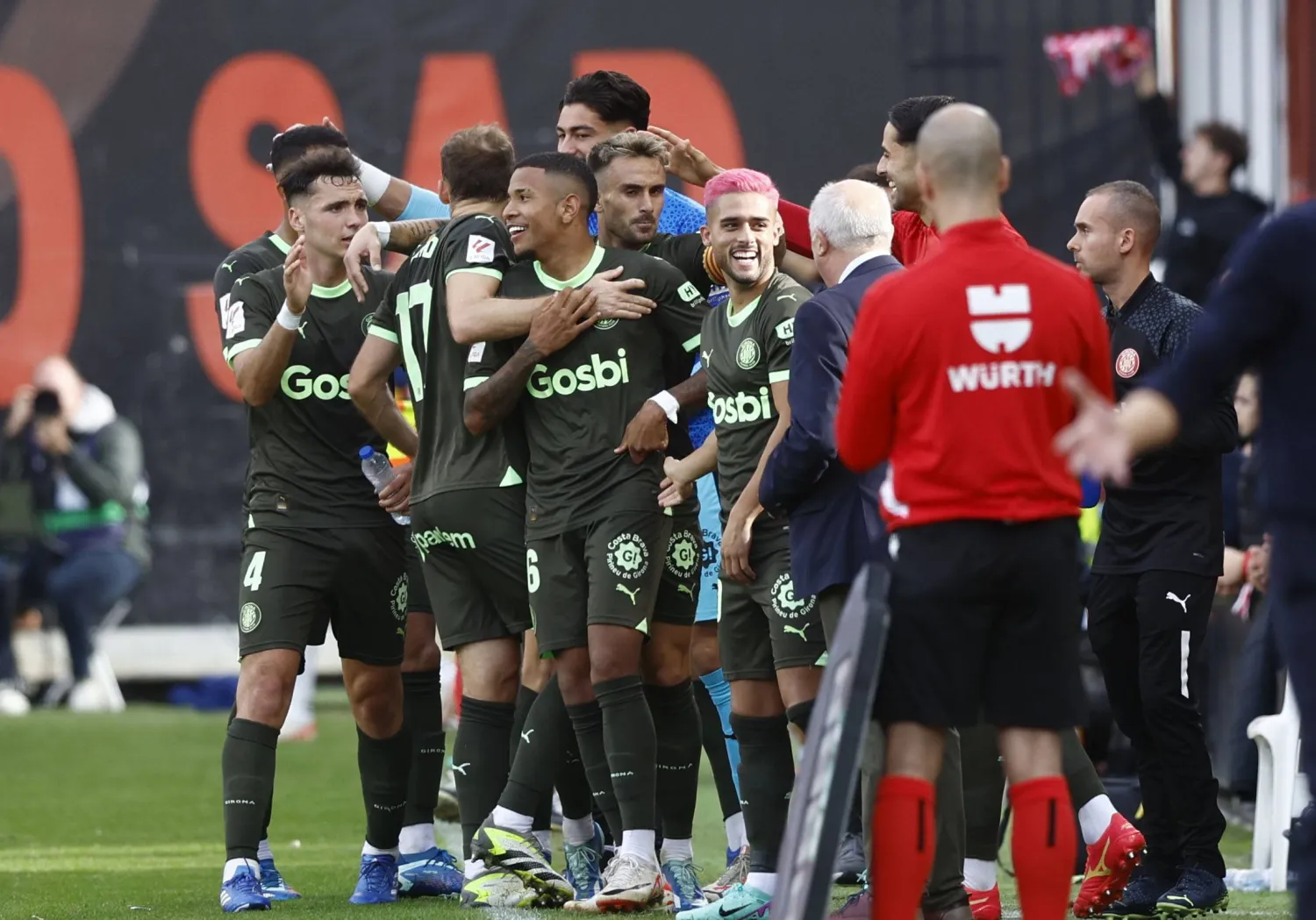 فرحة لاعبي جيرونا بهدفهم الثاني في مرمى رايو فايكانو في الدوري الإسباني (إ.ب.أ)