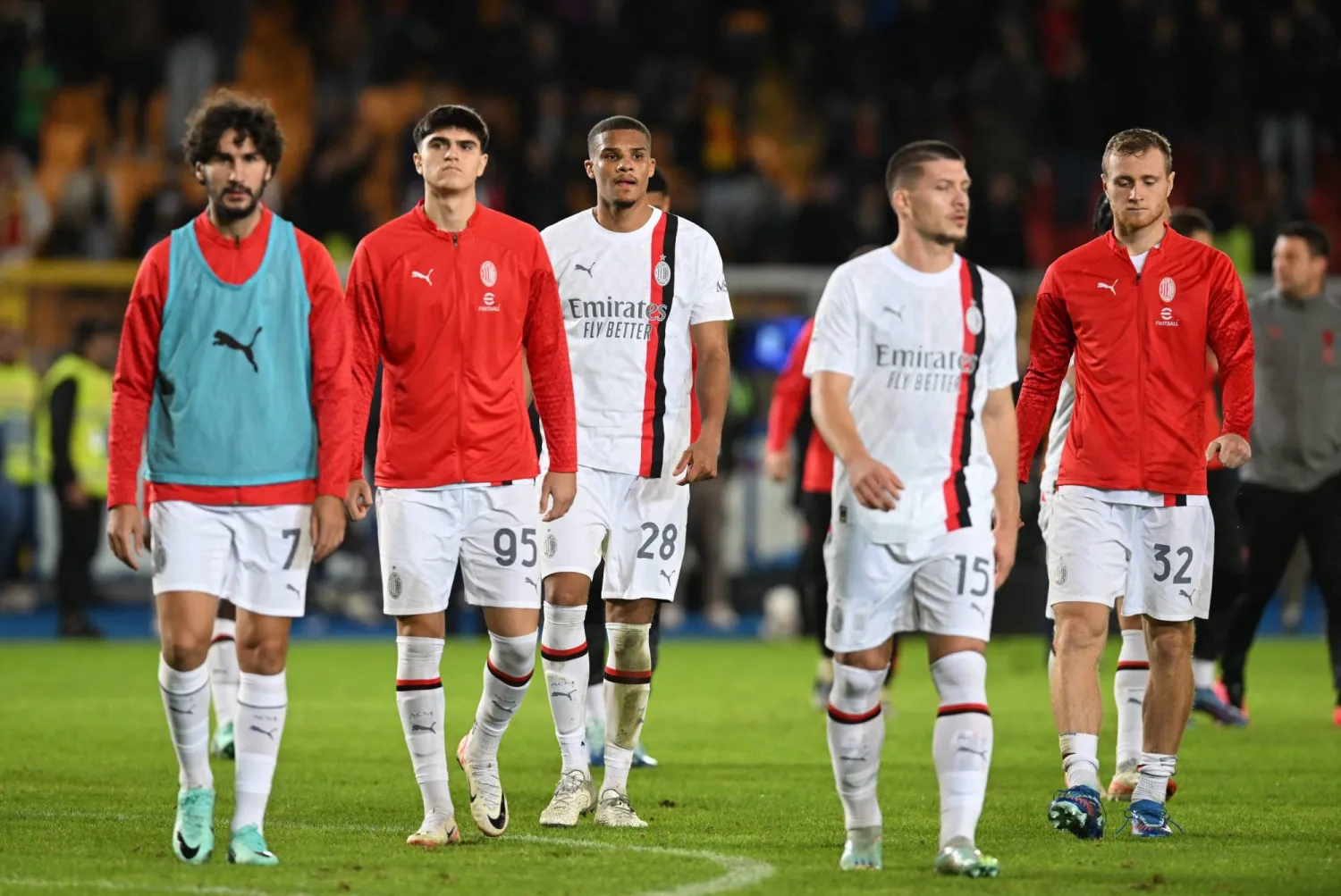 حسرة لاعبي إيه سي ميلان عقب التعادل مع ليتشي في الدوري الإيطالي (رويترز)