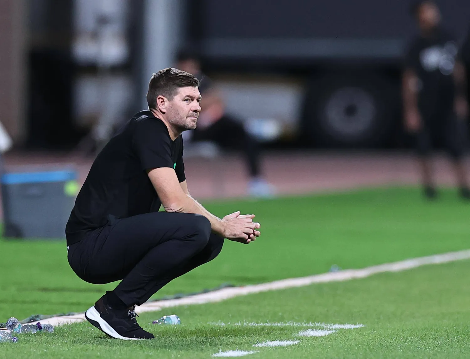 جيرارد يراقب أداء لاعبيه خلال المباراة (تصوير: سعد العنزي)