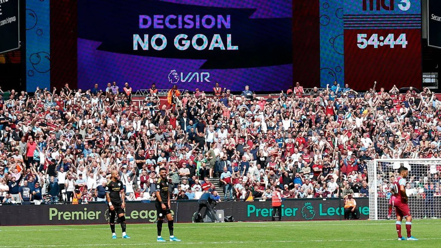 هل أفقدتنا تقنية «الفار» شرارة الفرح والسعادة التي جعلتنا نعشق لعبة كرة القدم؟ (غيتي)