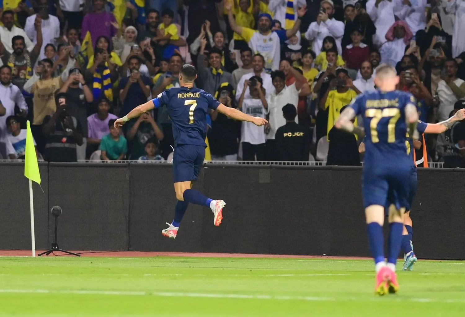 رونالدو محتفلاً بهدفه في مرمى الوحدة (الدوري السعودي)