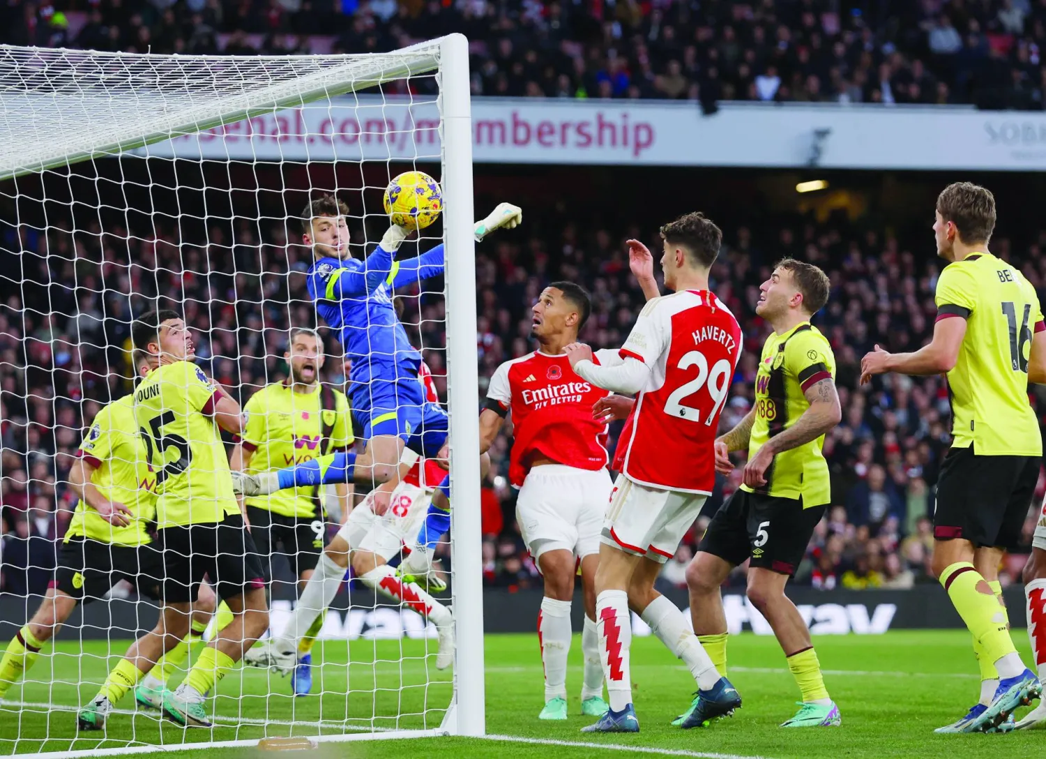 ويليام صاليبا (الرابع من اليمين) والهدف الثاني لآرسنال في شباك بيرنلي (رويترز)