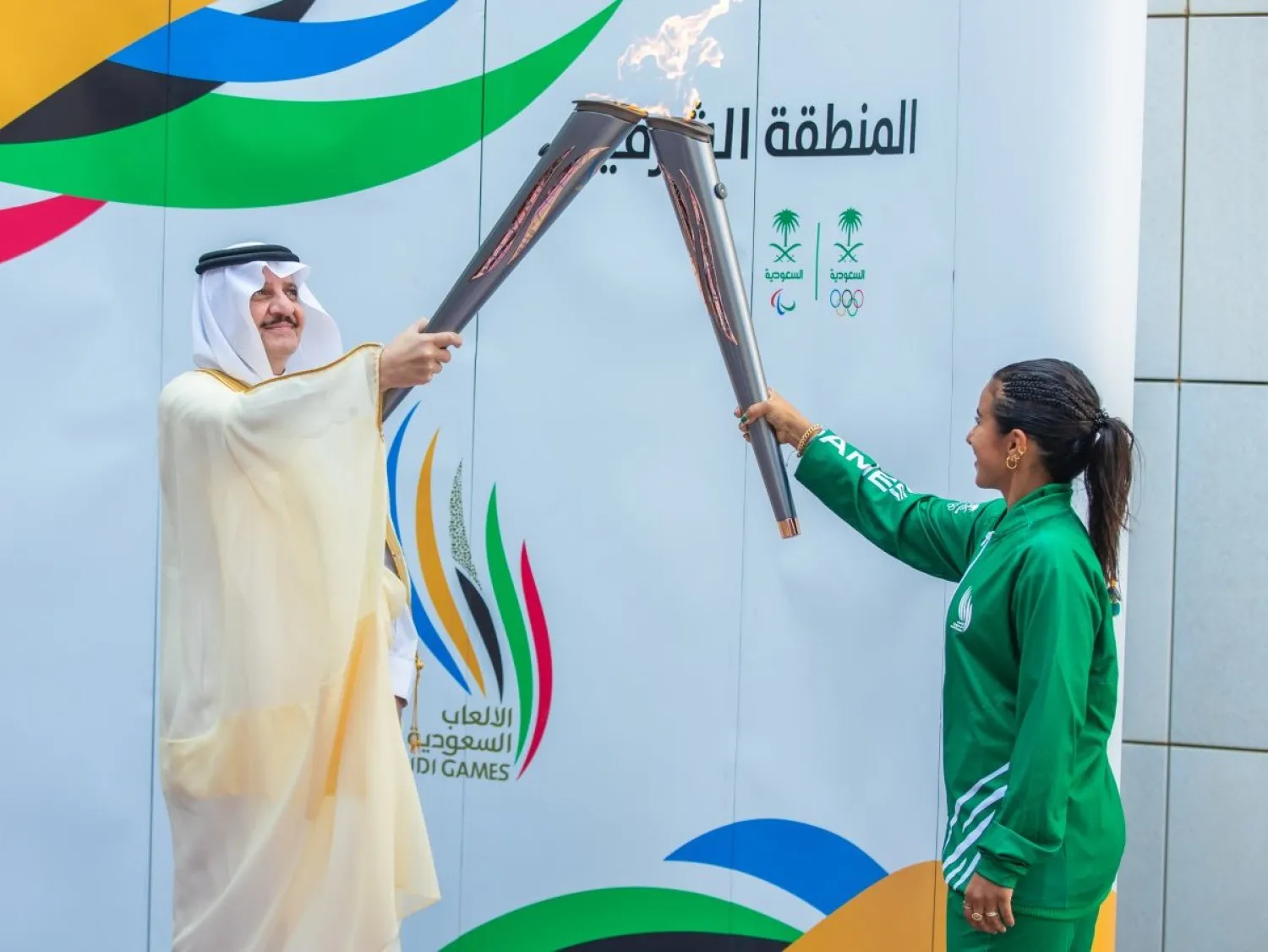 هيا السماري سلّمت أمير المنطقة الشرقية سعود بن نايف شعلة الدورة (الألعاب السعودية)