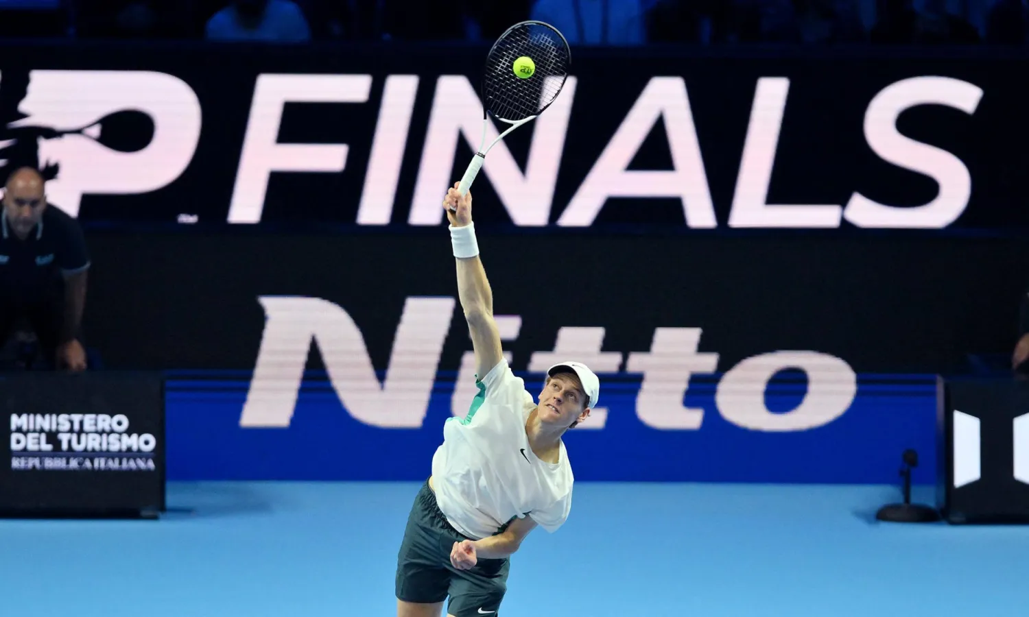 يانيك سينر فرض سيطرته في مواجهته أمام ستيفانوس تيتيباس في البطولة الختامية لتنس الرجال (إ.ب.أ)