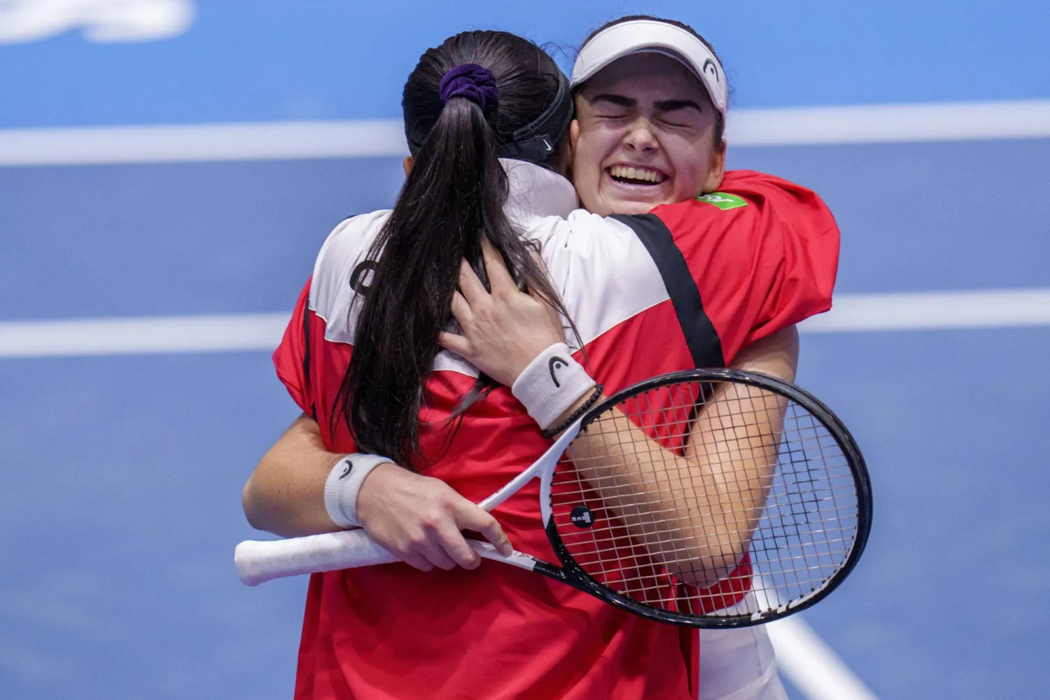 الكندية مارينا ستاكوسيتش تعانق مدربتها هايدي عقب فوزها على الإيطالية مارتينا تريفيزان (أ.ب)