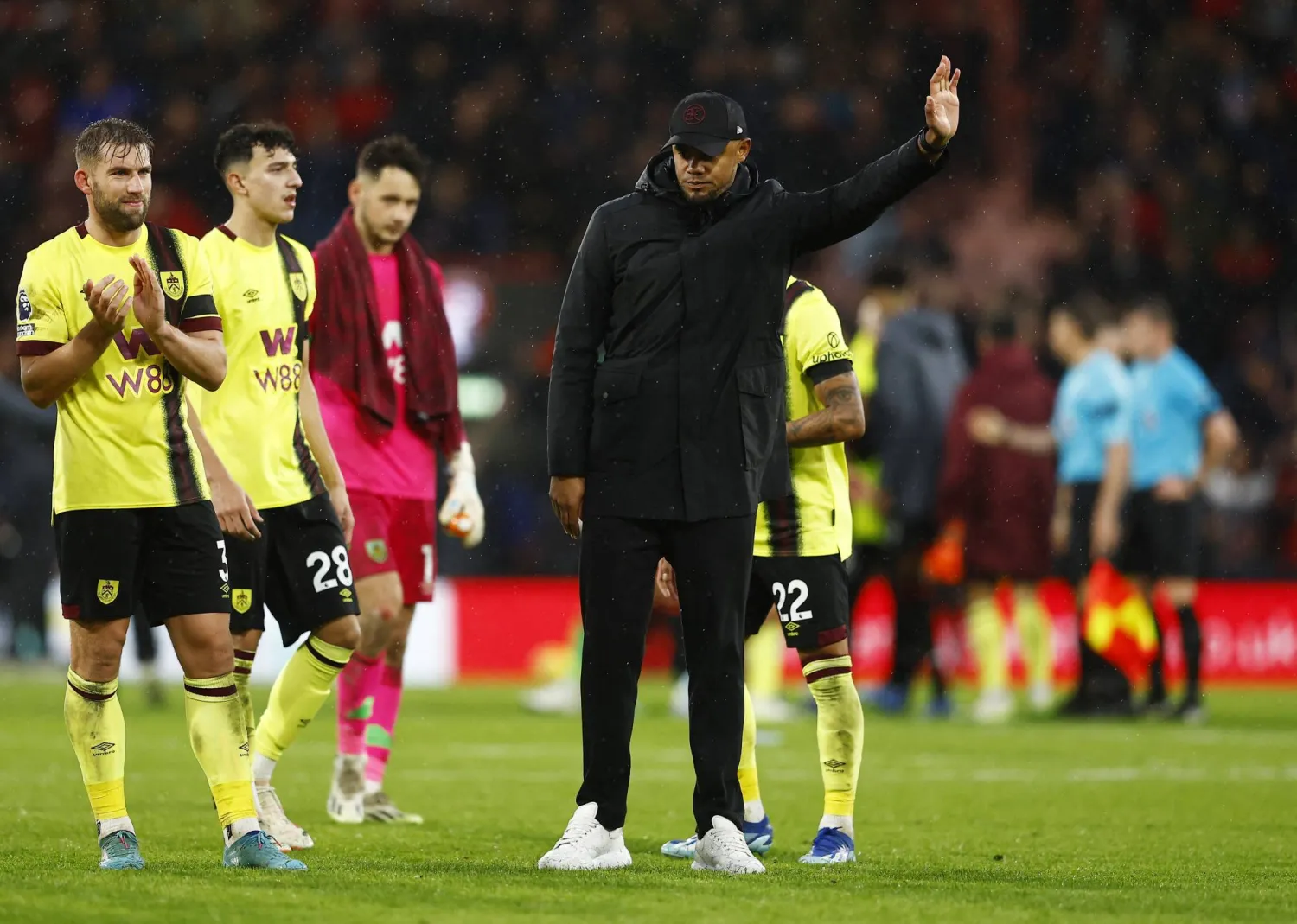 كومباني وفريق بيرنلي وشعور بالانكسار بعد البداية السيئة التي تنذر بهبوط جديد للدرجة الأولى (رويترز)