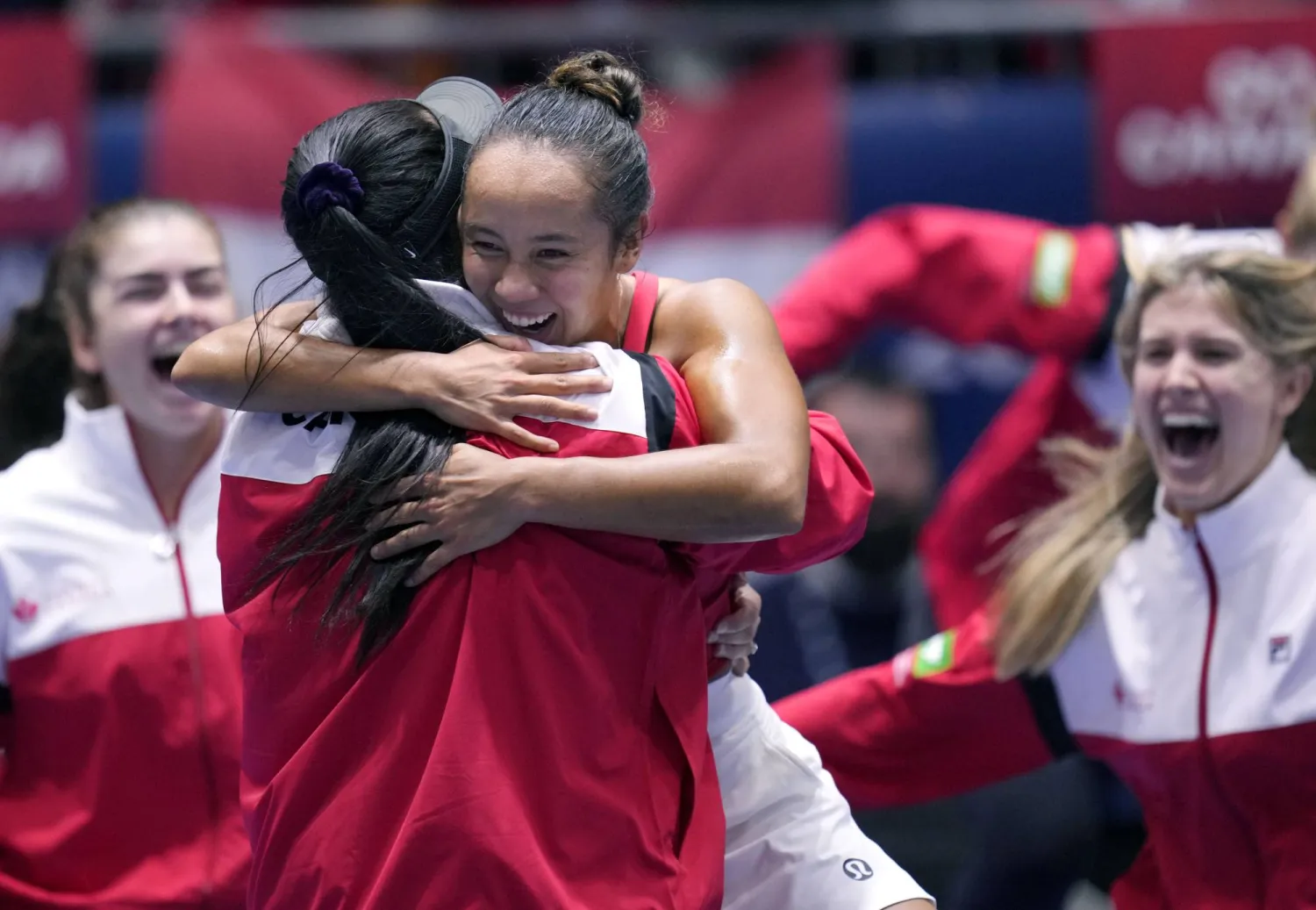 فرحة غامرة للكندية ليلى فرنانديز عقب فوزها على الإيطالية جاسمين باوليني وتنصيب بلادها بالبطولة لأول مرة في التاريخ (أ.ب)