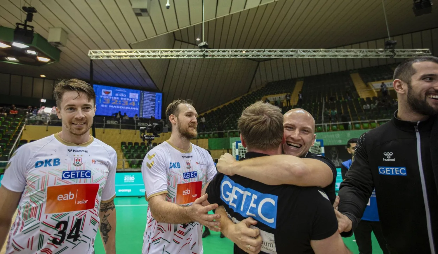 لاعبو ماغدينبورغ يحتفلون باللقب (تصوير: عيسى الدبيسي)