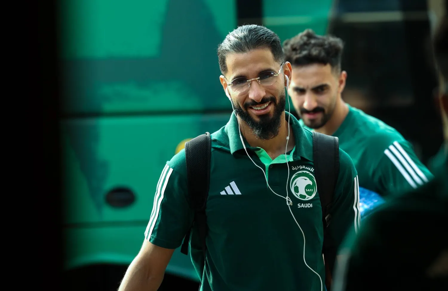 صالح الشهري مهاجم الأخضر لدى وصوله برفقة البعثة إلى المنطقة الشرقية (الشرق الأوسط)