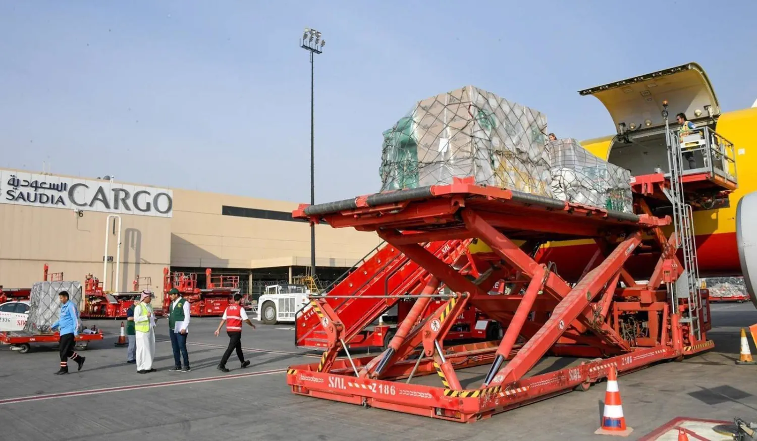 الطائرة الإغاثية تستعد للمغادرة إلى وجهتها في «مطار العريش الدولي» بمصر (واس)