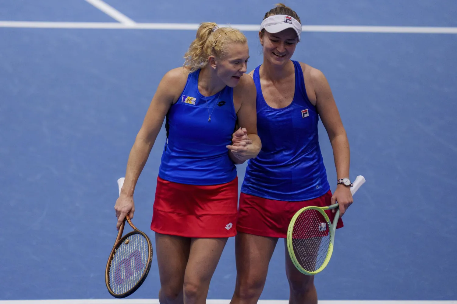 باربورا كريتشيكوفا وكاترينا سينياكوفا (أ.ب)