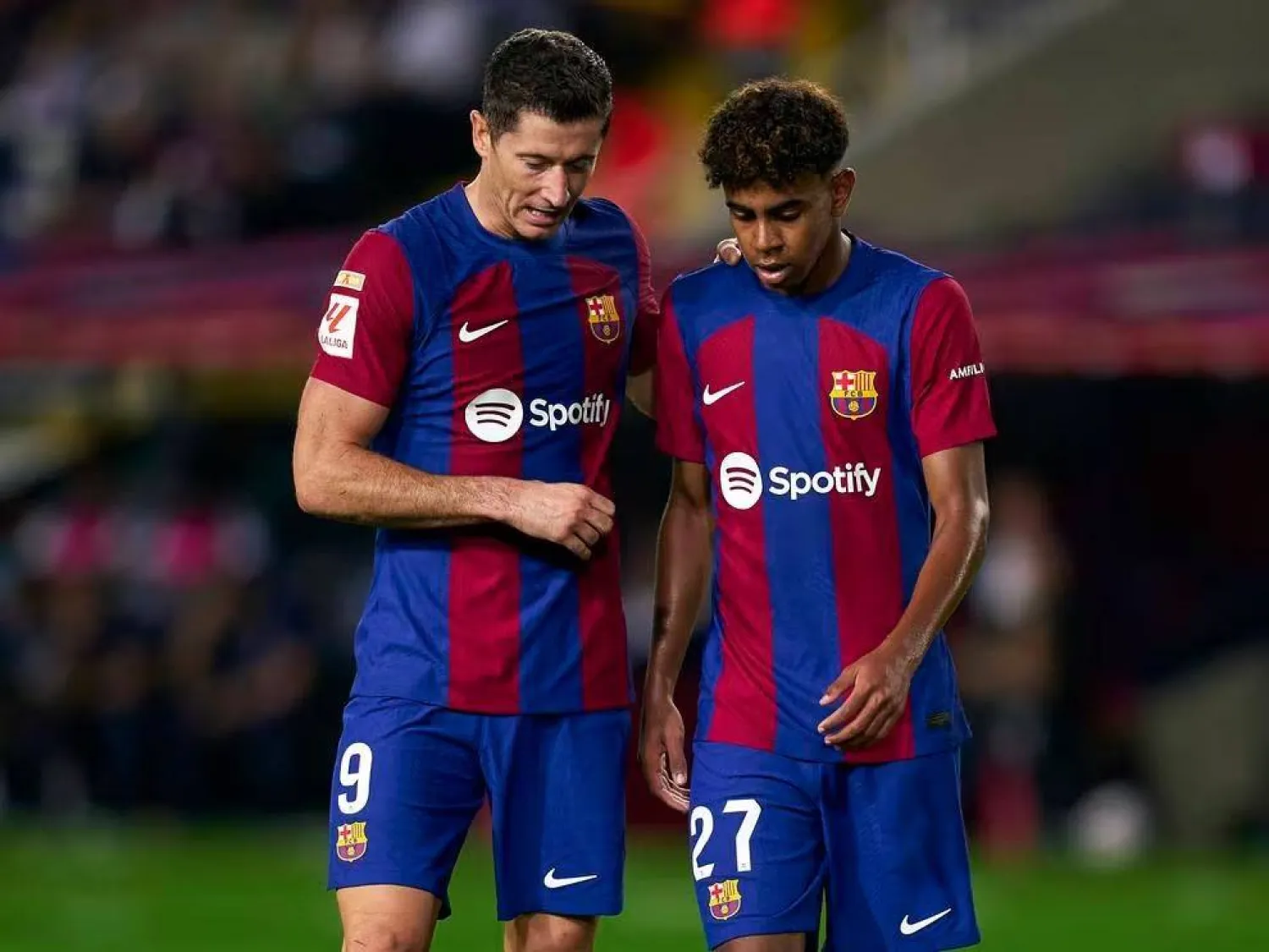 ليفاندوفسكي وزميله جمال البالغ من العمر 16 عاماً (أ.ب)