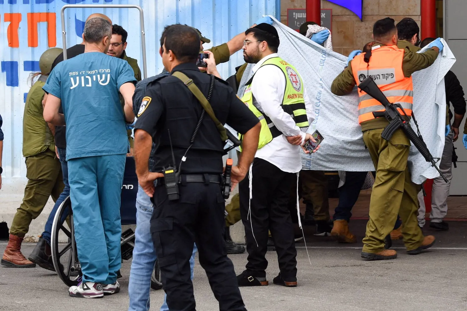 نقل رجل مصاب إلى مستشفى زيف بعد إطلاق صواريخ مضادة للدبابات من لبنان باتجاه إسرائيل بالقرب من الحدود الإسرائيلية اللبنانية (رويترز)