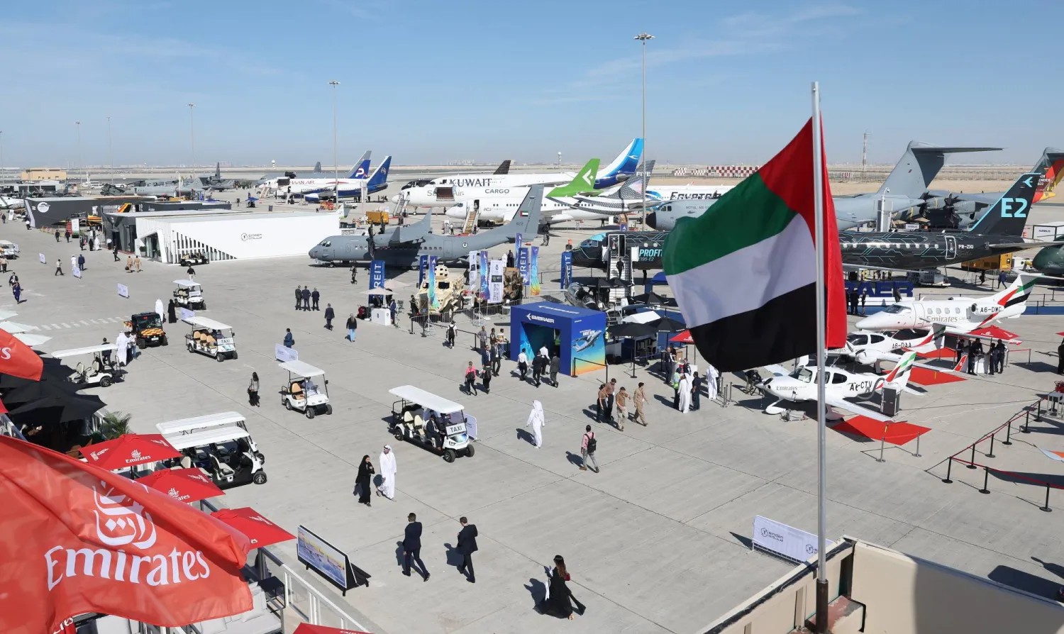 جانب من «معرض دبي للطيران» الذي انطلق اليوم ويستمر حتى 17 من نوفمبر الحالي (إ.ب.أ)