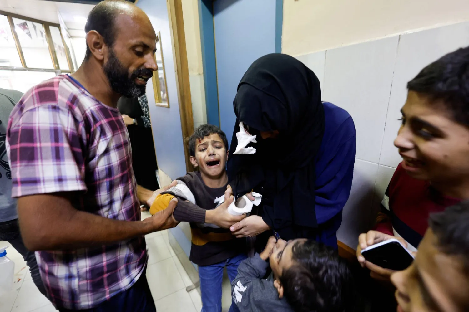 طفل فلسطيني مصاب بالقصف الإسرائيلي في أحد مستشفيات خان يونس (رويترز)