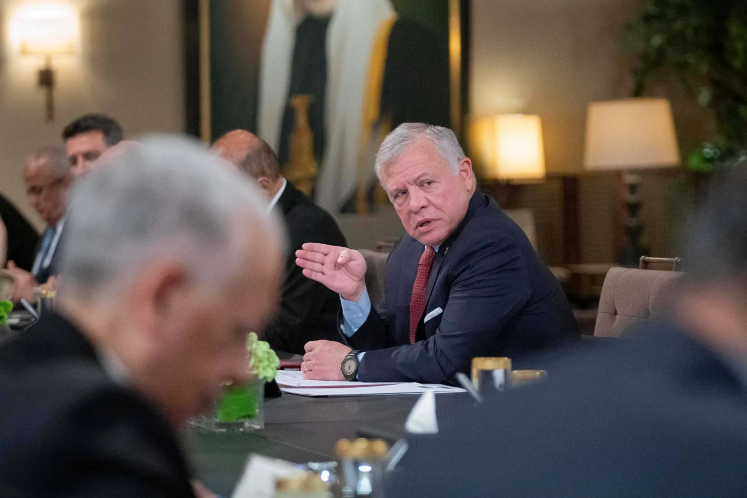 الملك عبد الله الثاني خلال اجتماع مع مسؤولين في عمّان اليوم الاثنين (الديوان الملكي الأردني - رويترز)