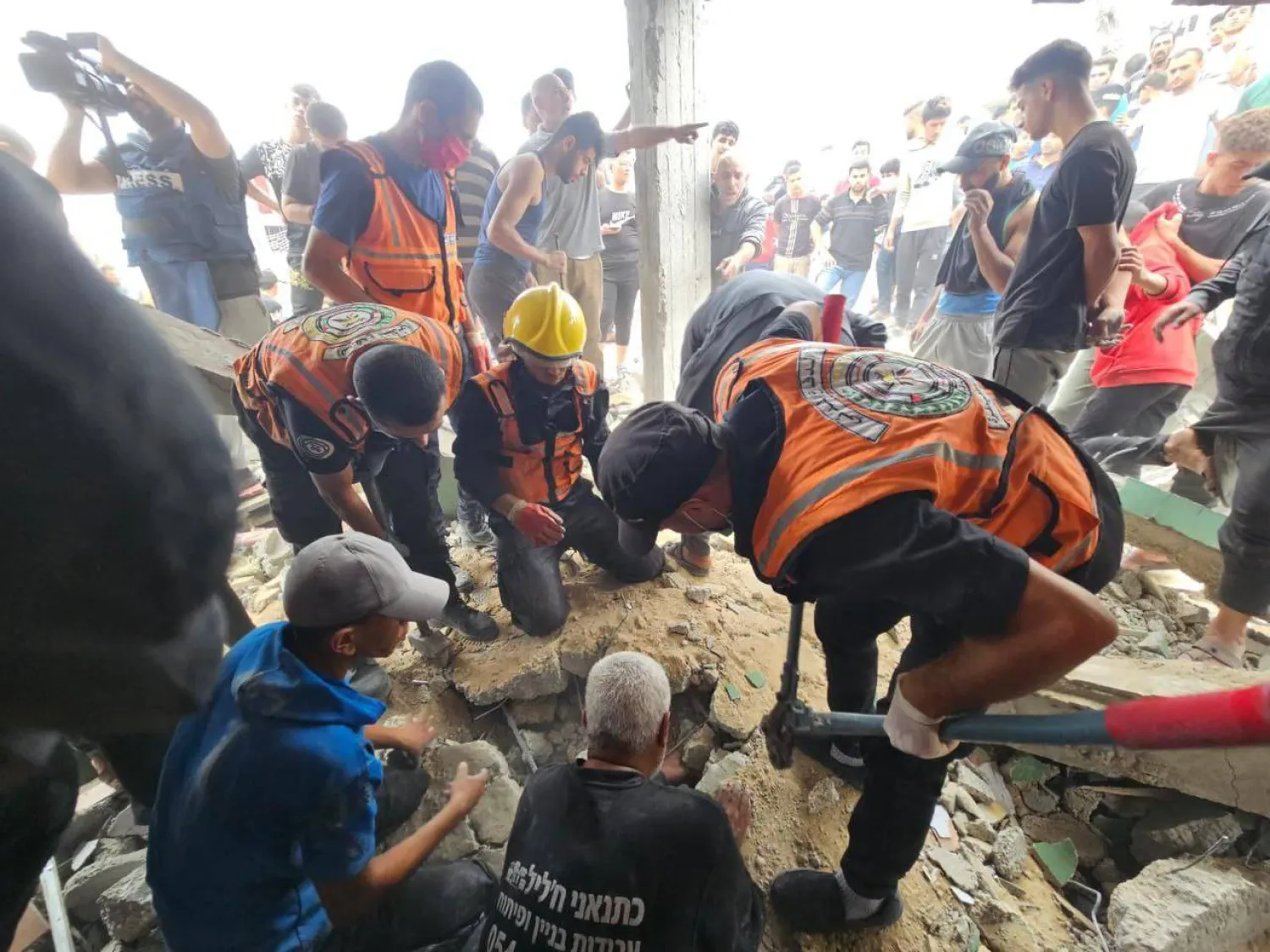 قوات الدفاع المدني تعمل على استخراج ضحايا قصف إسرائيلي على منزل في خان يونس بقطاع غزة (الداخلية الفلسطينية)