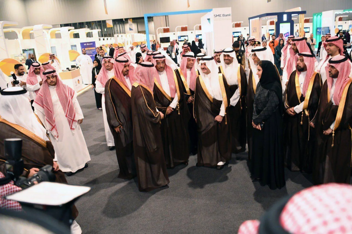 أمير المنطقة الشرقية يتجول في المعرض المصاحب لملتقى «راد 2023» (الشرق الأوسط)