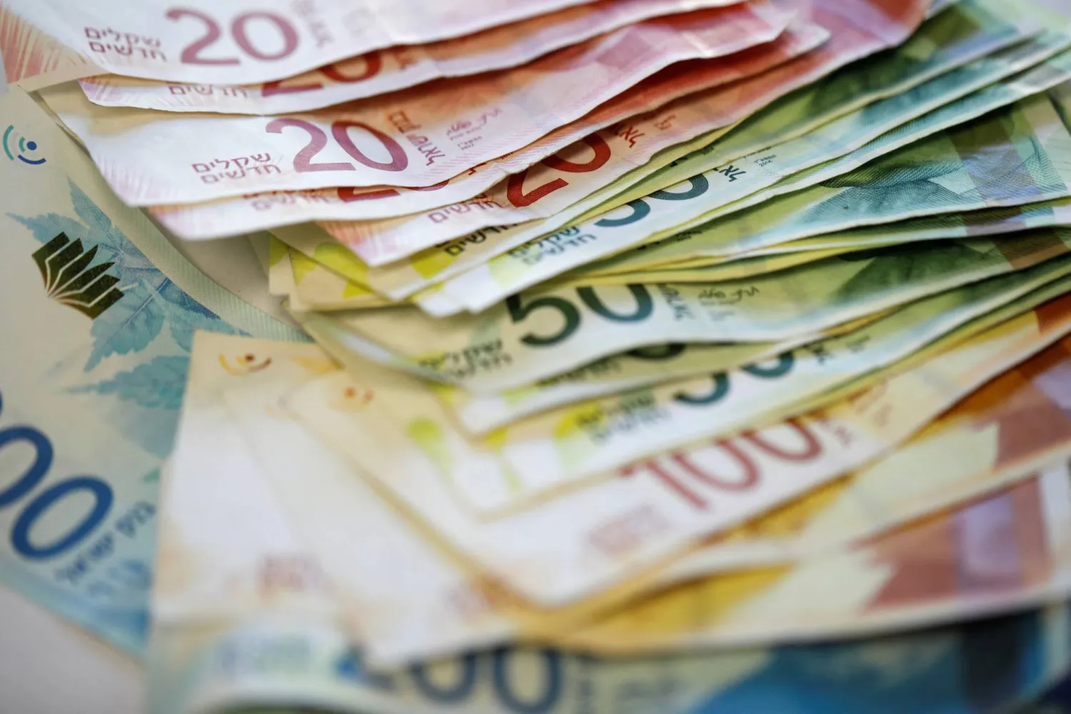 عدة أوراق نقدية من الشيقل الإسرائيلي (أرشيفية - رويترز)