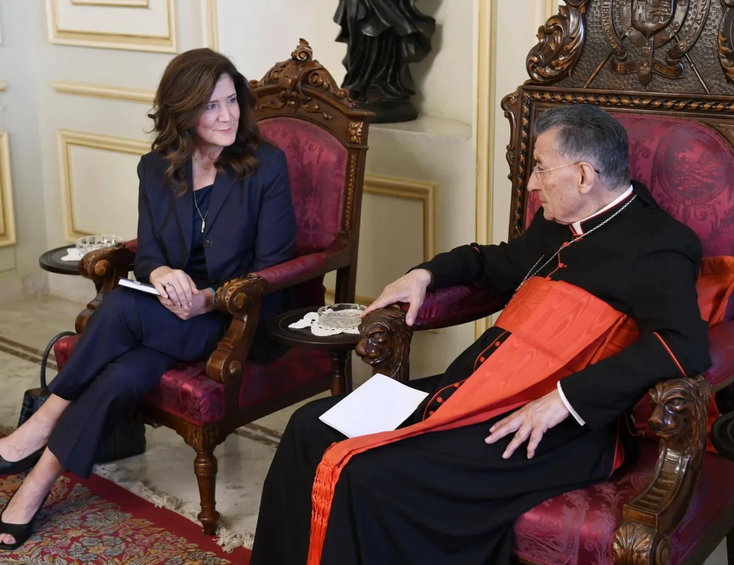 استقبال الراعي السفيرة الأميركية (صفحة البطركية في فيسبوك)