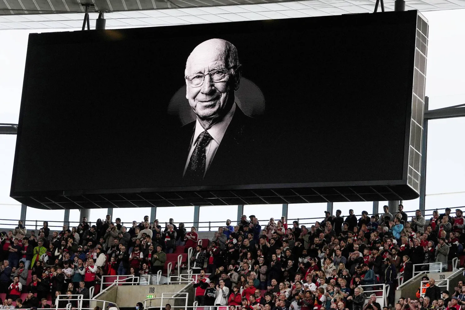 الشرطة البريطانية اعتقلت شاباً مراهقاً إثر ترديده هتافات مسيئة تجاه وفاة بوبي تشارلتون أسطورة مانشستر (أ.ب)