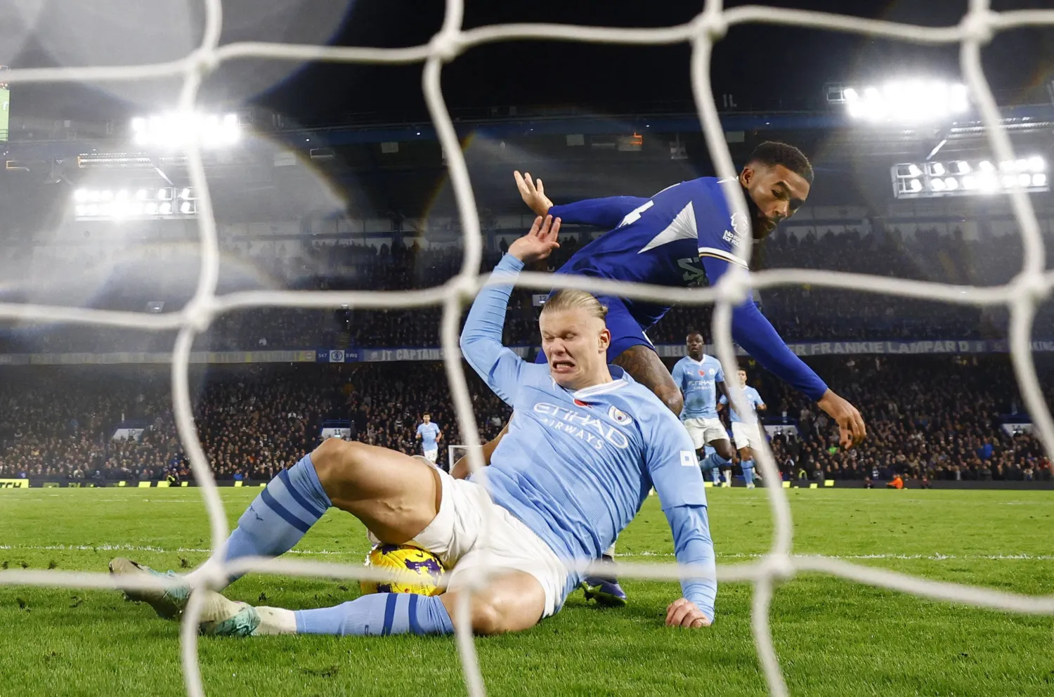 مباراة تشيلسي وسيتي أمتعت الجماهير وأثبتت جدارة الدوري الإنجليزي أوروبياً (رويترز)