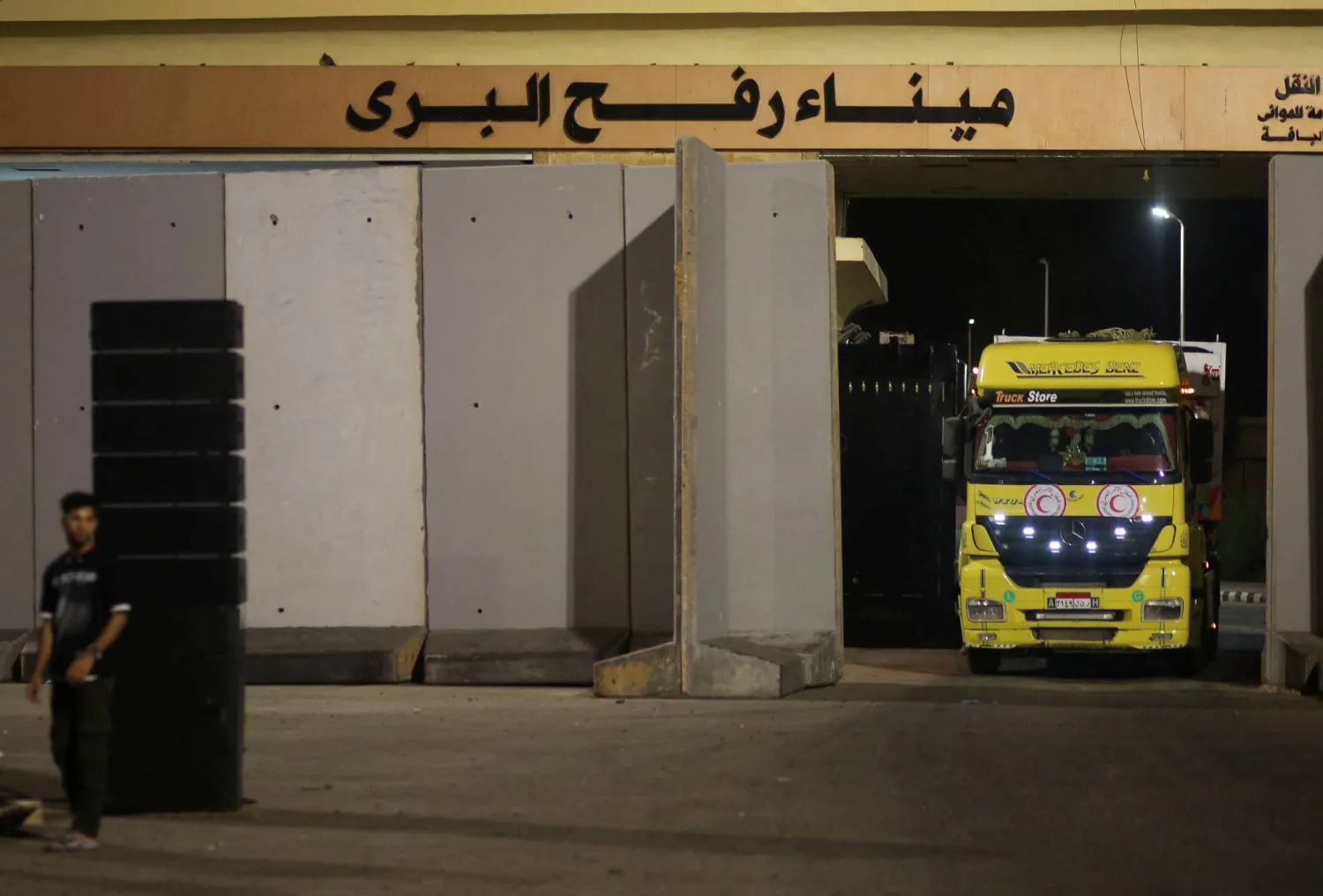 معبر رفح البري الرابط بين رفح المصرية وقطاع غزة (رويترز)