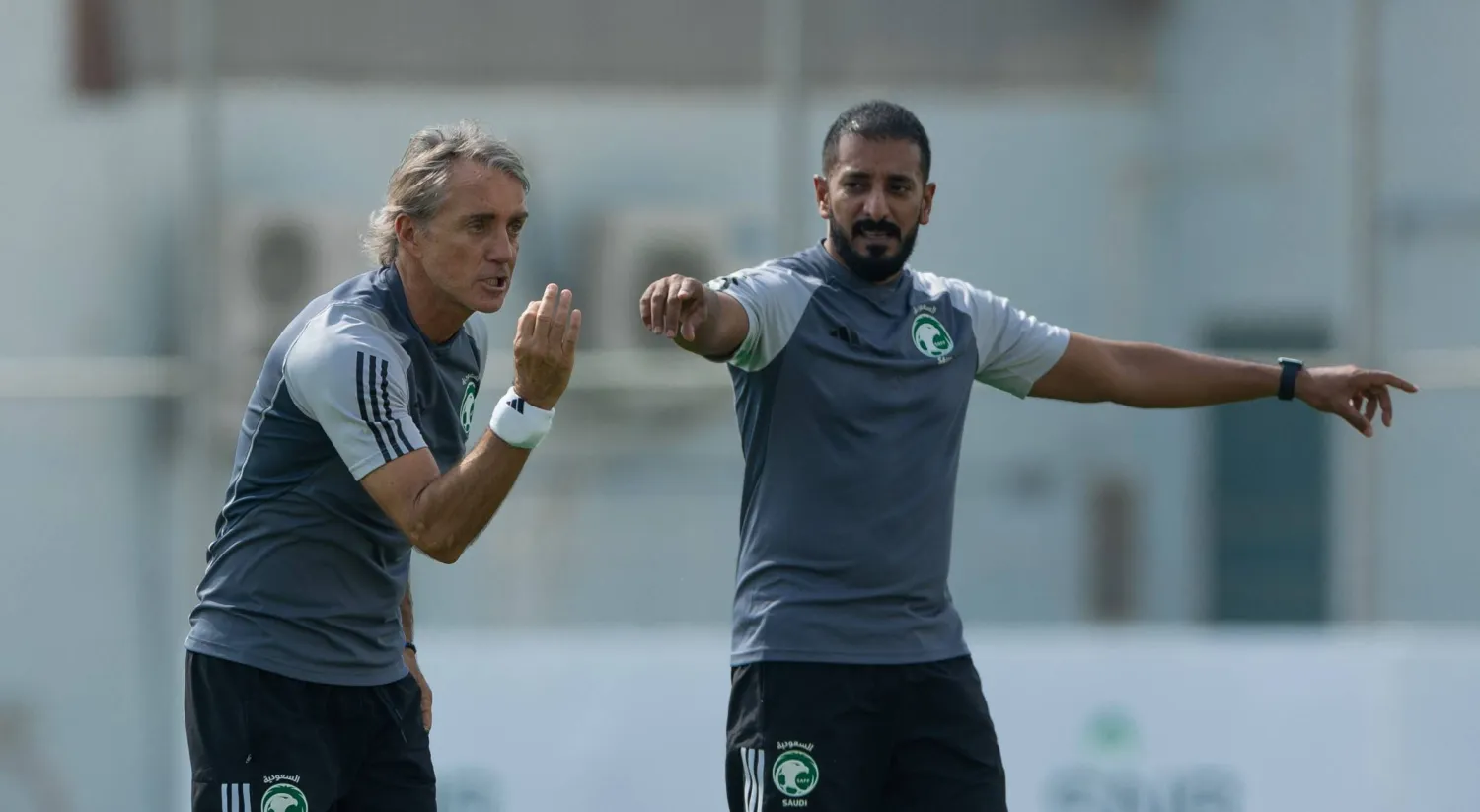 مانشيني وبجواره مساعده محمد أمين خلال التدريبات (الشرق الأوسط)