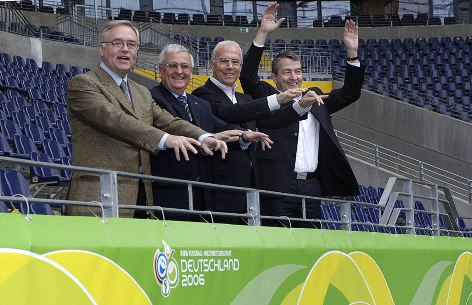 لقطة سابقة تجمع بكنباور وتسفانتسايغر وفولفغانغ نيرسباخ وهورست ار شميت خلال المونديال الألماني (د.ب.أ)