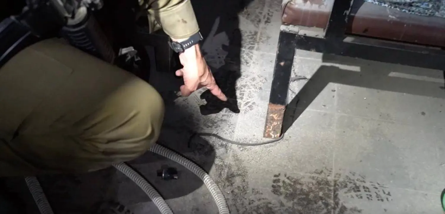 المتحدث باسم الجيش الإسرائيلي دانيال هاغاري داخل ما قال إنه مقر احتجاز أسفل مستشفى الرنتيسي للأطفال في غزة