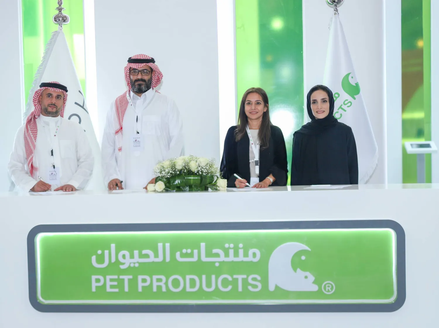 مسؤولو شركة منتجات الحيوان للتجارة السعودية و«ألف كابيتال» بعد توقيع عقود التعاون (الشرق الأوسط)
