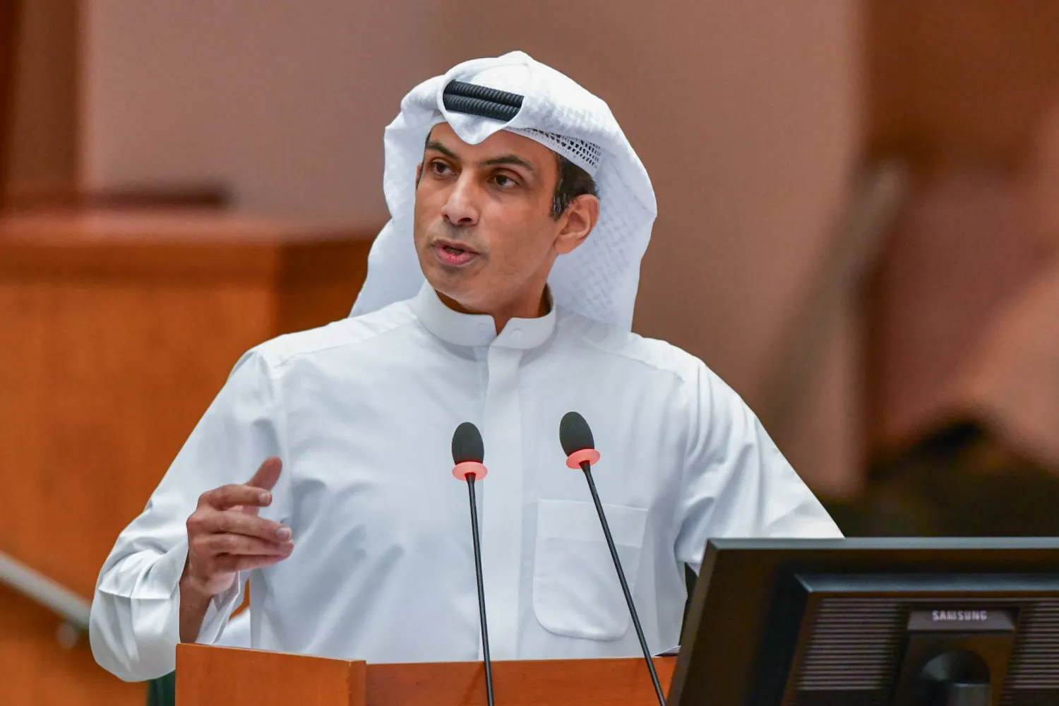 وزير التجارة والصناعة الكويتي محمد العيبان أثناء استجوابه في مجلس الأمة (البرلمان) (كونا)