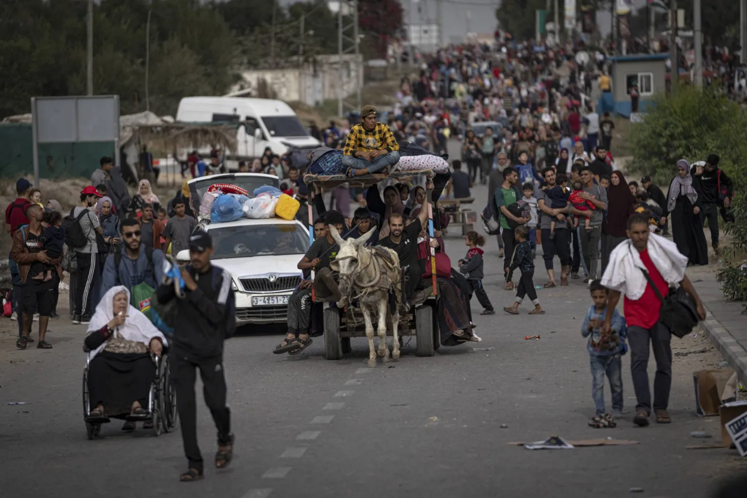 فلسطينيون يفرون من شمال غزة يوم 11 نوفمبر 2023 (أ.ب)
