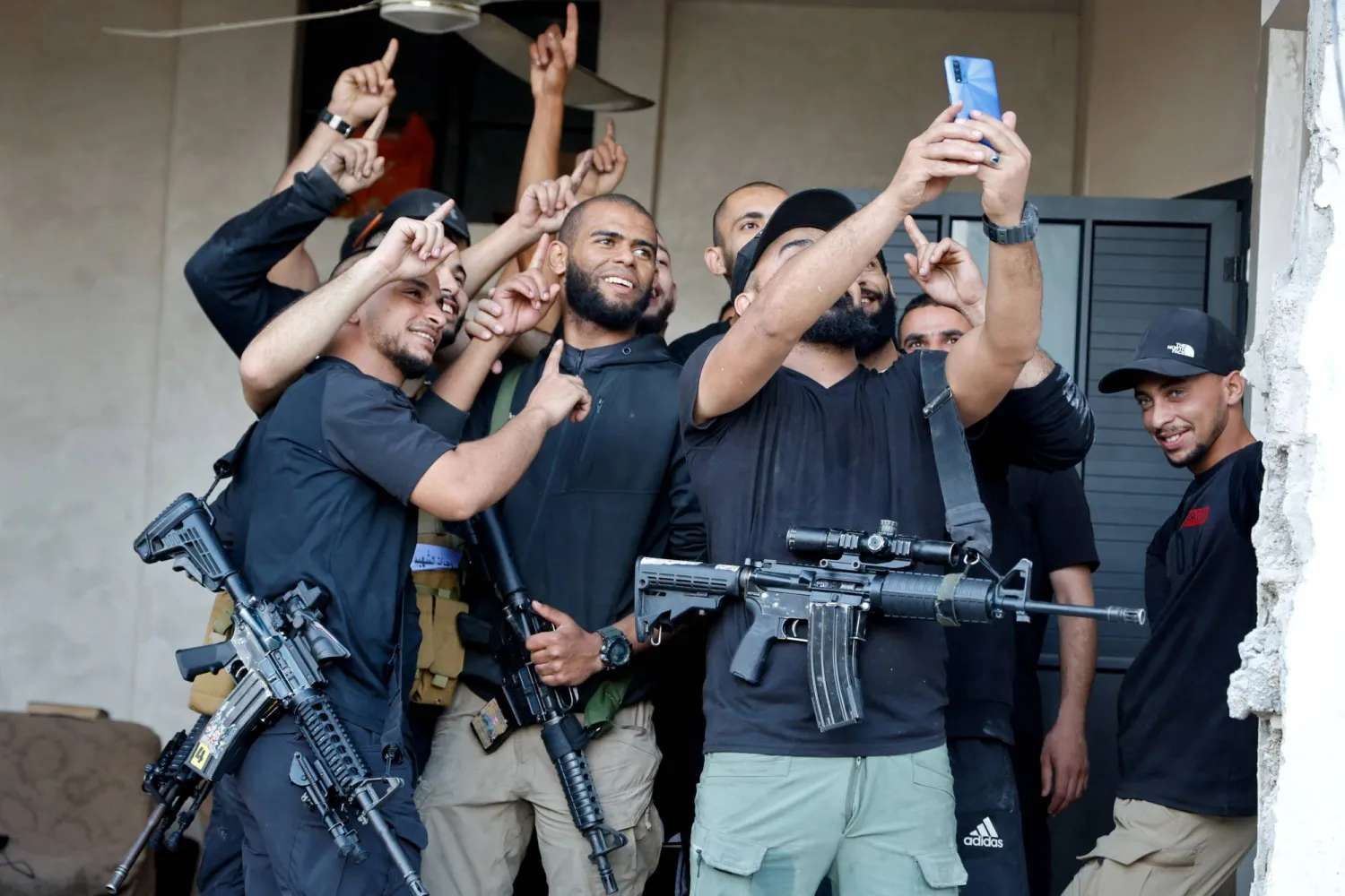  «سيلفي» لمقاتلين فلسطينيين عقب الغارة الإسرائيلية على مخيم طولكرم اليوم الثلاثاء (رويترز)