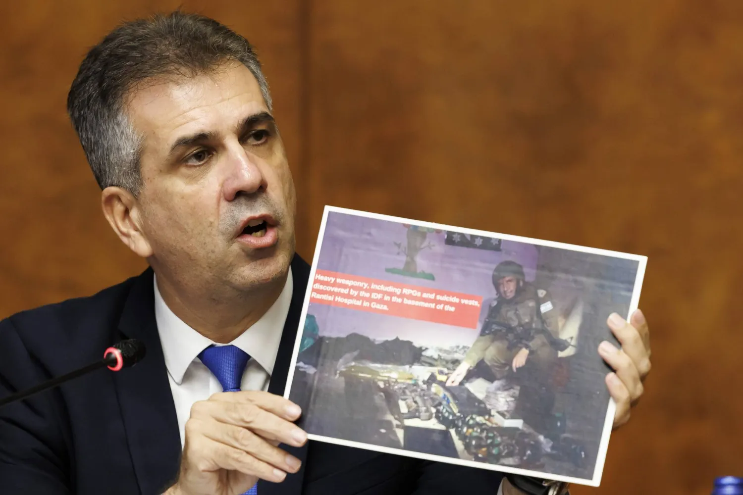 وزير الخارجية الإسرائيلي إيلي كوهين يرفع صورة خلال مؤتمر صحافي بشان المحتجزين الإسرائيليين عند «حماس» 14 نوفمبر 2023 (إ.ب.أ)