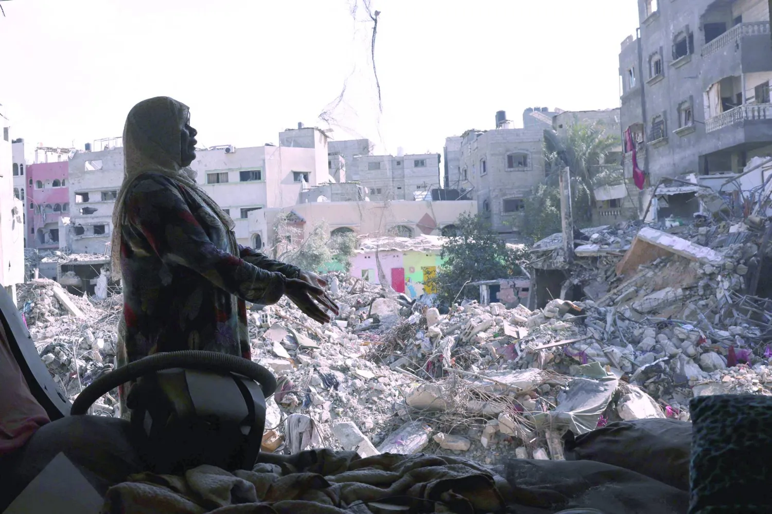 
فلسطينية تتحدث بألم عن تدمير منزلها في مخيم «البريج» وسط قطاع غزة أمس (أ.ف.ب)