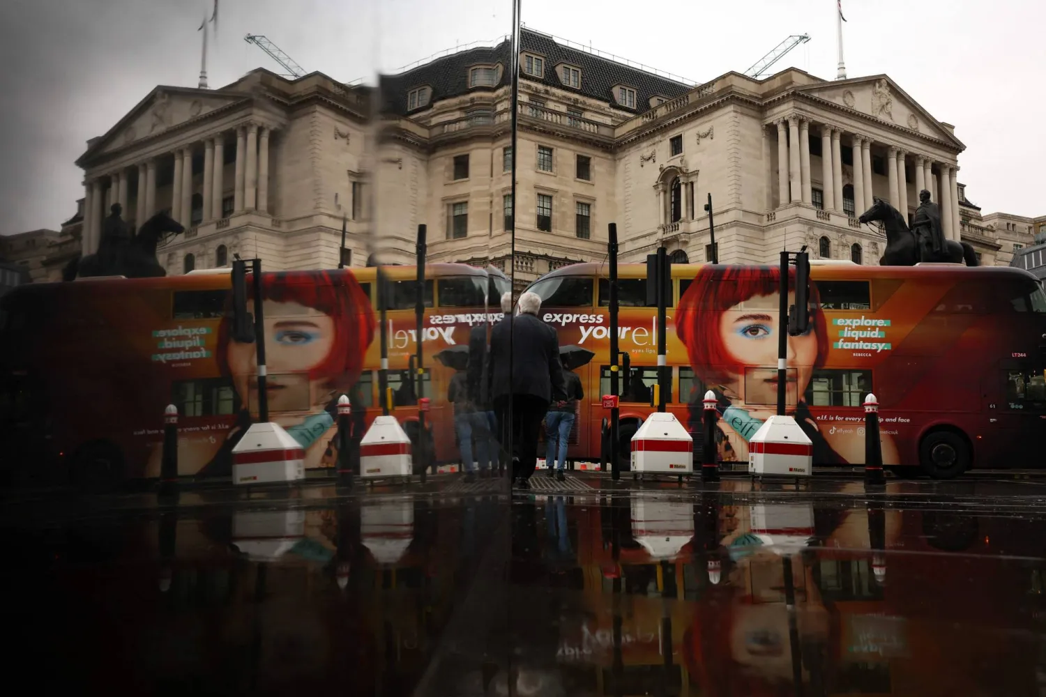 انخفض الجنيه الإسترليني قليلاً مقابل الدولار بعد نشر بيانات التضخم في بريطانيا (أ.ف.ب)