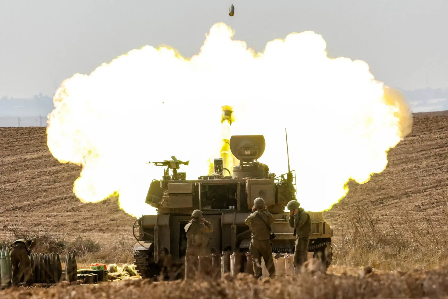 مدفع «هاوتزر» تابع للجيش الإسرائيلي يطلق قذائف بالقرب من الحدود مع غزة (أ.ف.ب)