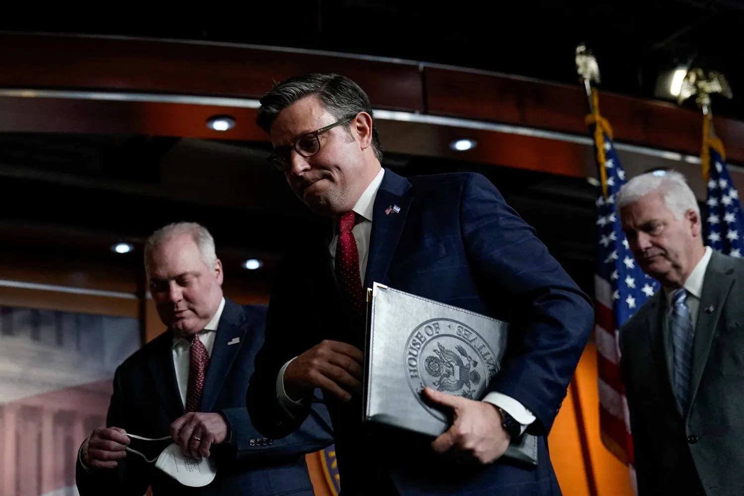 رئيس مجلس النواب الأميركي مايك جونسون (جمهوري عن لوس أنجلوس) يغادر مؤتمراً صحفياً مع الممثلين الأميركيين ستيف سكاليز (جمهوري عن لوس أنجلوس) وتوم إيمر (جمهوري عن ولاية مينيسوتا) في الكابيتول هيل في واشنطن، الولايات المتحدة، 14 نوفمبر 2023 (رويترز)